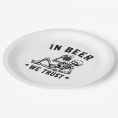 In Bier we trust chiling skeleton Beer Pong Pappteller (Schrägansicht)