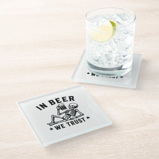 In Bier we trust chillin Skeleton Beer Pong Glasuntersetzer (Schrägansicht)