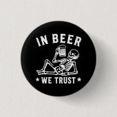 In Bier we trust chillin' Skelett Beer Pong Button (Vorderseite)