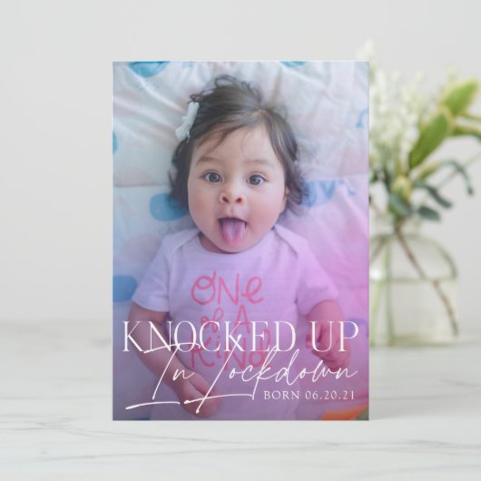 In Blockdown-Meldung COVID-Geburtsankündigung gekn Ankündigung (Stehend Vorderseite)