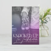 In Blockdown-Meldung COVID-Geburtsankündigung gekn Ankündigung (Stehend Vorderseite)