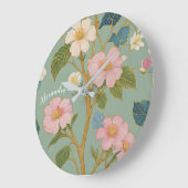 In Blossom: Pastelzweig mit rosa Blume Große Wanduhr (Winkel)
