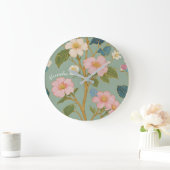 In Blossom: Pastelzweig mit rosa Blume Große Wanduhr (Zuhause)