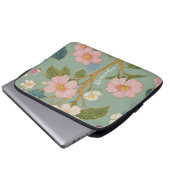 In Blossom: Pastelzweig mit rosa Blume Laptopschutzhülle (Vorne Knopf)