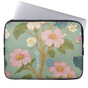 In Blossom: Pastelzweig mit rosa Blume Laptopschutzhülle