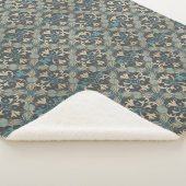 in blue sherpadecke (3/4)