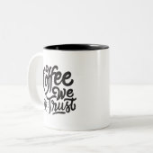 In Coffee We Trust, Two-Tone Coffee Mug Zweifarbige Tasse (Vorderseite Links)