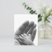 In Daddys Hand Postkarte (Stehend Vorderseite)