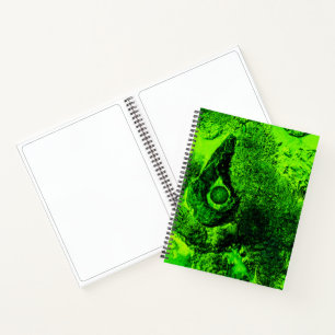 in das grüne Notizbuch schauend