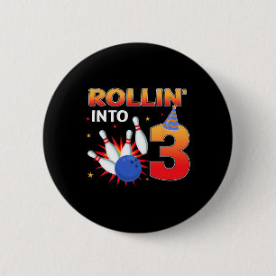 In den 3 Jahre alten Bowling zu werfen Kinder Par Button