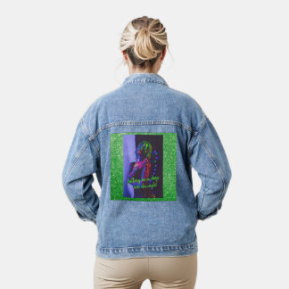 In den Glitzer der nächtlichen grünen Imitate Jeansjacke