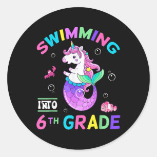 In den sechsten Grad schwimmendes Einhorn Meerjung Runder Aufkleber