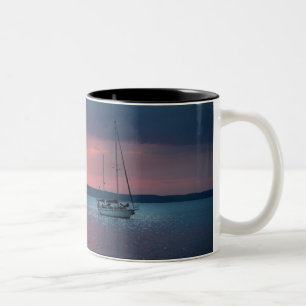 In den Sonnenuntergang Cienfuego, Kuba segeln Zweifarbige Tasse