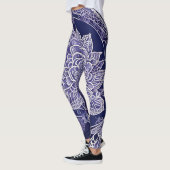 In der blauen KI Kunst Leggings (Links)
