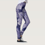 In der blauen KI Kunst Leggings (Rechts)