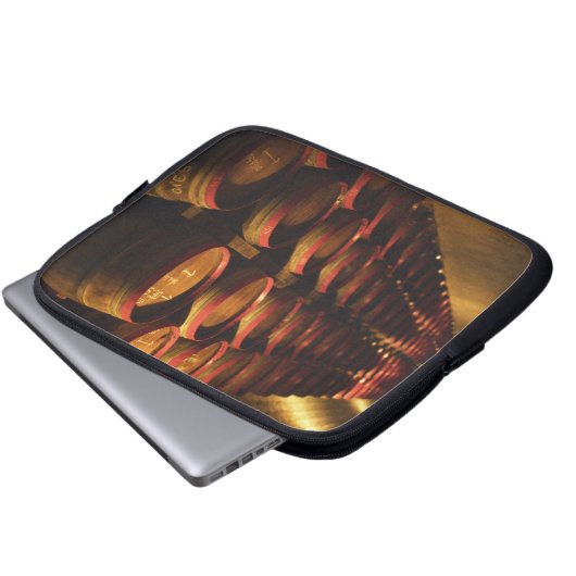 In der Disznoko gestapelte Barrel Tokaj Laptopschutzhülle (Vorne Knopf)