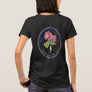 In der Dunkelheit blühend T-Shirt