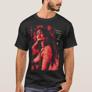IN DER DUNKELHEIT — Rotes Nachtleben Modeporträt T-Shirt