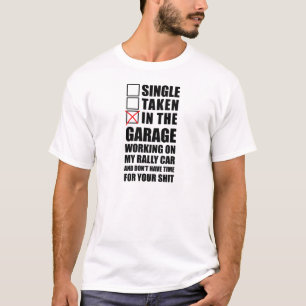 In der Garage, die an meinem Kundgebungsauto T-Shirt