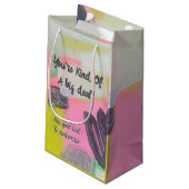 In der Geschenktasche steht: "Du bist eine große S Kleine Geschenktüte (Rückseite Schrägansicht)