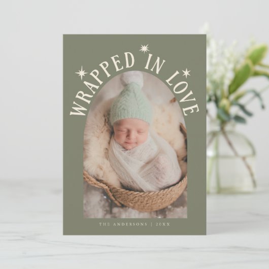 In der Liebe verpackt Sage Grünes Foto Geburt Ankündigung (Stehend Vorderseite)