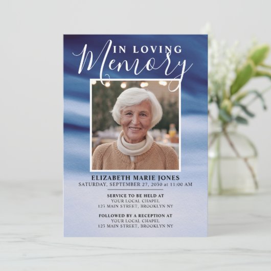 IN DER LIEBENDEN MEMORY Navy Blue Foto Memorial Be Einladung (Stehend Vorderseite)