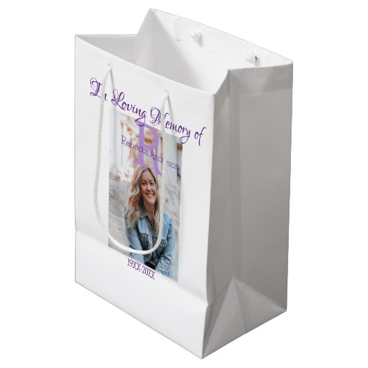 In der liebevollen Erinnerung an den Speicher-Keep Mittlere Geschenktüte (Vorderseite Schrägansicht)