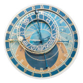 In der Nähe befindet sich die Astronomische Uhr vo Keramikknauf (Vorderseite)