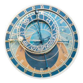 In der Nähe befindet sich die Astronomische Uhr vo Keramikknauf
