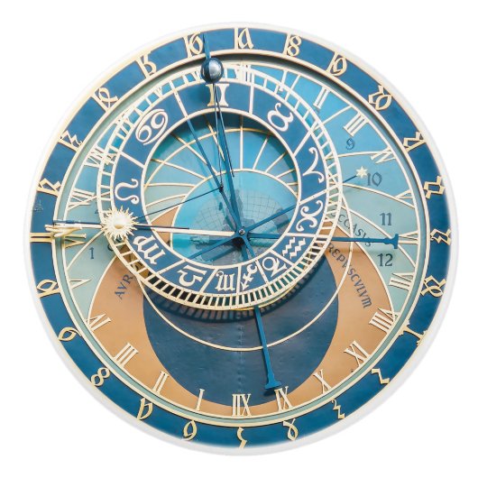 In der Nähe befindet sich die Astronomische Uhr vo Keramikknauf (Vorderseite)