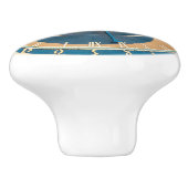 In der Nähe befindet sich die Astronomische Uhr vo Keramikknauf (Seitenansicht)