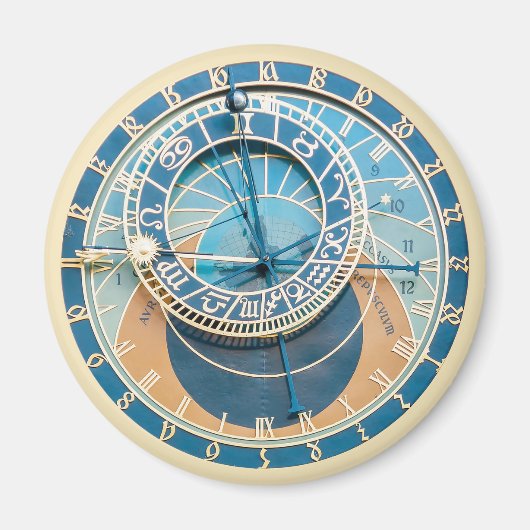 In der Nähe befindet sich die Astronomische Uhr vo Magnet (Vorne)