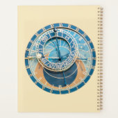 In der Nähe befindet sich die Astronomische Uhr vo Planer (Rückseite)