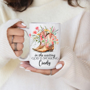 In der Wartezeit wirkt Gott Personalisierter Nam Kaffeetasse