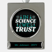 In der Wissenschaft vertrauen wir Zitat - Lehrer Banner-Ornament Silber (Vorderseite)