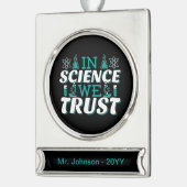 In der Wissenschaft vertrauen wir Zitat - Lehrer Banner-Ornament Silber (Links)
