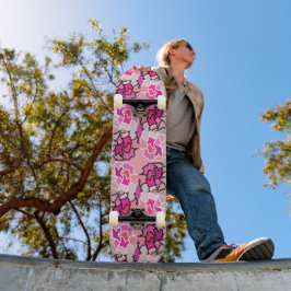 In die geometrische Form des rosa Mitteljahrs Skateboard