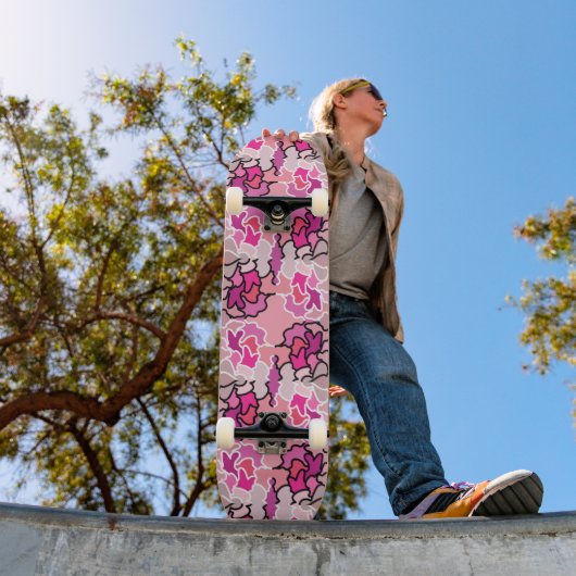 In die geometrische Form des rosa Mitteljahrs Skateboard (Außenbereich 1)