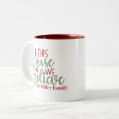 In diesem Haus glauben wir an Weihnachten nach Maß Zweifarbige Tasse (Vorderseite Links)