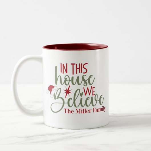 In diesem Haus glauben wir an Weihnachten nach Maß Zweifarbige Tasse (Links)