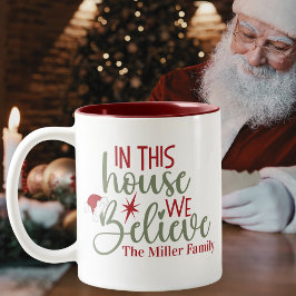 In diesem Haus glauben wir an Weihnachten nach Maß Zweifarbige Tasse