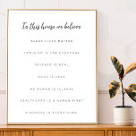 In diesem Haus glauben wir | Modernes Minimalistis Poster<br><div class="desc">Ein einfaches,  stilvolles "In diesem Haus glauben wir" zitiert Kunstdesign mit handgeschriebener Schrift zeitgenössischer Typografie. Unser minimalistisches,  modernes,  monochromes Schwarz-Weiß-Design umfasst 7 anpassbare Überzeugungen: Black Life Materie,  Feminismus ist für alle,  Science is Real,  Liebe ist Liebe,  No Human is Illegal,  Healthcare ist ein Menschenrecht und Güte ist alles.</div>