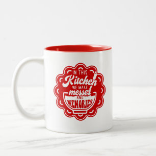 In dieser Küche machen wir Botschaften und Erinner Zweifarbige Tasse