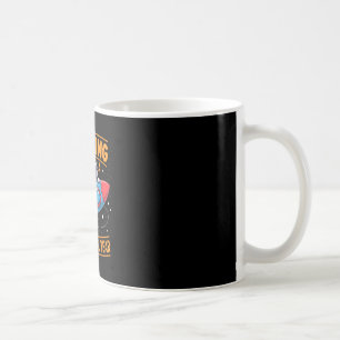 In ein neues Schuljahr starten Astronaut Kaffeetasse