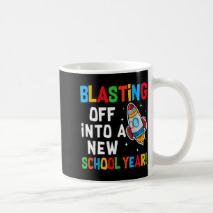 In ein neues Schuljahr starten Erster Tag LehrerIn Kaffeetasse