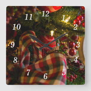 In eine Weihnachtsbaum-Wanduhr Quadratische Wanduhr