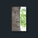 In einem Baum Central Park Naturfotografie Leinwanddruck<br><div class="desc">Enthält ein originelles Farbfoto von Namen und Initialen,  die in einem Baum gemeißelt sind. Fotografiert im Central Park,  New York City. Viele weitere NYC-Fotografien und Illustrationen sind auch in diesem Shop erhältlich. Sehen Sie nicht genau,  wonach Sie suchen? Kontaktieren Sie Rebecca um ein Produkt speziell für Sie zu gestalten!</div>