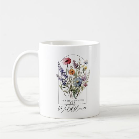 In einem Bereich der Rose ist eine Wildblume Kaffeetasse (Links)