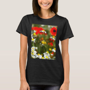 In einem Bereich von Pflöten ist eine daisy Acrylm T-Shirt