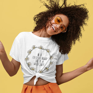 In einem Feld voller Rosen ist sie ein Wildblumen- T-Shirt